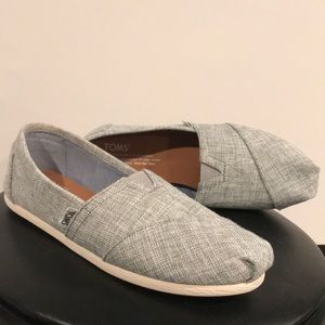 Grey toms